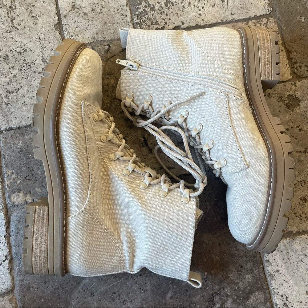 Universal Thread Women’s Lace-Up Side-Zip Combat Boots Beige Cream Size 8.5 - Picture 4 of 10